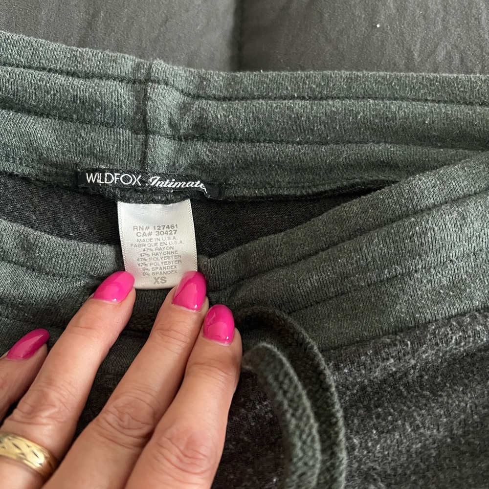 Wildfox Gray Lounge Pants with Pink/Red Lips Logo - Picture 4 of 11